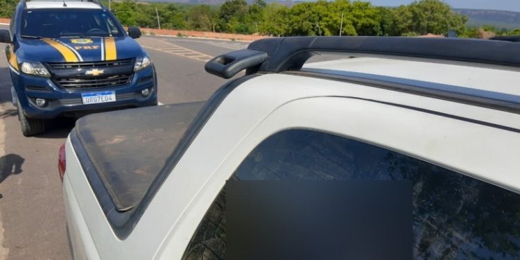 PRF prende homem com R$ 10 mil em veículo em Santa Luz (PI)