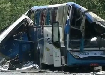 Acidente entre ônibus e caminhão deixa 41 mortos em São Paulo