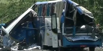 Acidente entre ônibus e caminhão deixa 41 mortos em São Paulo