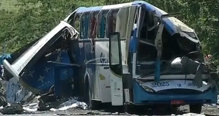 Acidente entre ônibus e caminhão deixa 41 mortos em São Paulo
