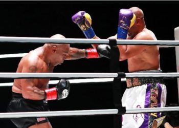 Duelo entre Mike Tyson e Roy Jones termina empatado