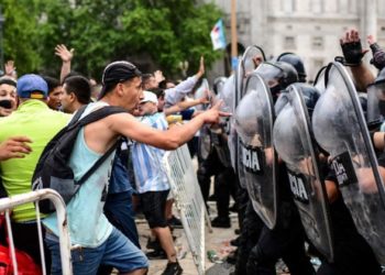 Torcida invade Casa Rosada para acompanhar velório do corpo de Maradona