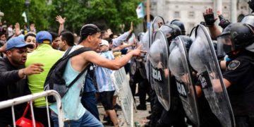 Torcida invade Casa Rosada para acompanhar velório do corpo de Maradona