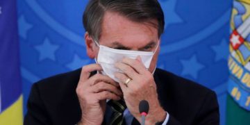 Datafolha: 52% isentam Bolsonaro de culpa por mortes na pandemia