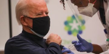 Joe Biden recebe 1ª dose de vacina contra a Covid-19