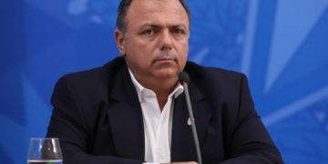 Vacinação emergencial terá termo de responsabilidade, diz Pazuello