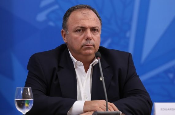 Vacinação emergencial terá termo de responsabilidade, diz Pazuello