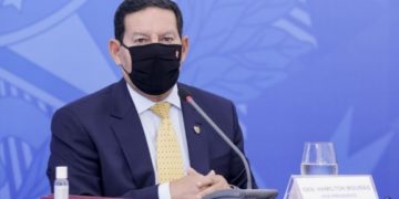 Com Covid-19, Hamilton Mourão tem ‘bom’ estado de saúde, diz assessoria