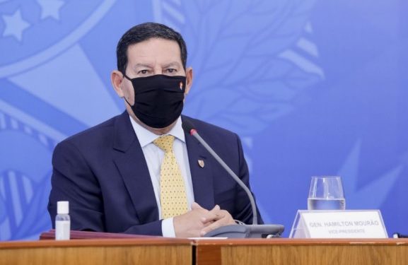 Com Covid-19, Hamilton Mourão tem ‘bom’ estado de saúde, diz assessoria