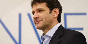 Ministro demitido do Turismo diz que saiu por porque se excedeu ao atacar colega