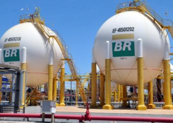 Petrobras eleva diesel em 4% e gasolina em 5% a partir de terça-feira