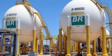 Petrobras eleva diesel em 4% e gasolina em 5% a partir de terça-feira