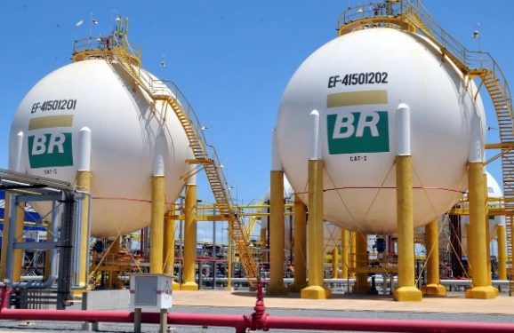 Petrobras eleva diesel em 4% e gasolina em 5% a partir de terça-feira