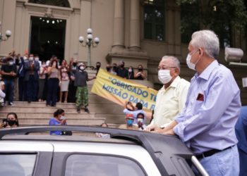 Dr Pessoa chega à prefeitura em carro aberto e é recebido por sua equipe