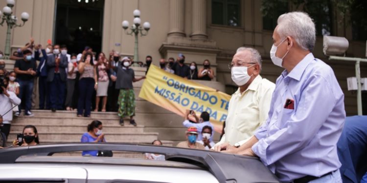 Dr Pessoa chega à prefeitura em carro aberto e é recebido por sua equipe