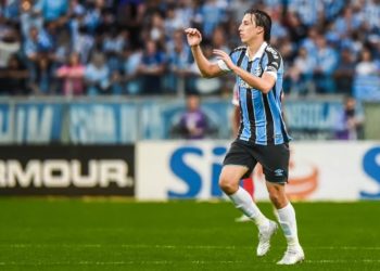 Inter vira no fim, quebra jejum contra Grêmio e amplia vantagem na ponta