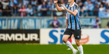 Inter vira no fim, quebra jejum contra Grêmio e amplia vantagem na ponta