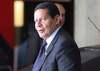 Mourão diz que furar fila da vacinação é ‘falta de solidariedade’ e ‘até de caráter’