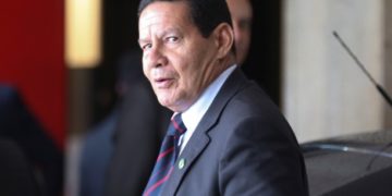 Mourão diz que furar fila da vacinação é ‘falta de solidariedade’ e ‘até de caráter’