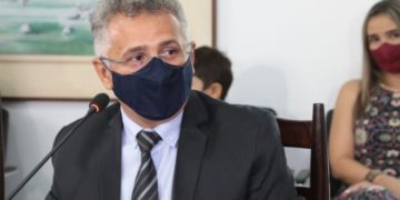 Wellington Dias dá posse ao novo reitor da Universidade Estadual