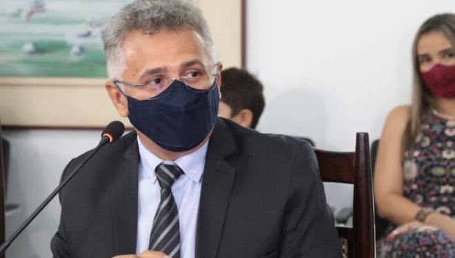 Wellington Dias dá posse ao novo reitor da Universidade Estadual