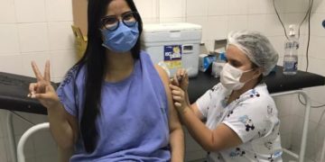 Maternidade recebe vacina contra Covid para imunizar grupos prioritários