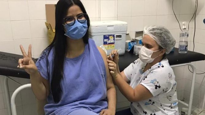 Maternidade recebe vacina contra Covid para imunizar grupos prioritários