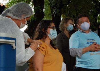 Teresina recebe 9 mil doses da vacina de Oxford e define público-alvo