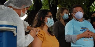 Teresina recebe 9 mil doses da vacina de Oxford e define público-alvo