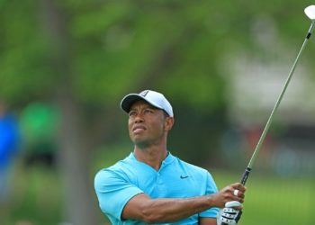 Tiger Woods sofre grave acidente de carro e é retirado das ferragens
