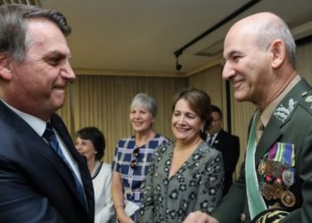 Ao lado de Bolsonaro, general diz: ‘Minha espada não tem partido’