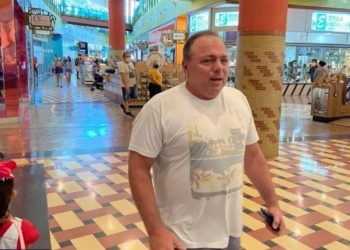 Ex-ministro  Eduardo Pazuello é visto sem máscara em shopping de Manaus