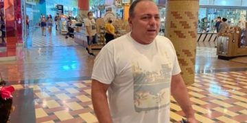 Ex-ministro  Eduardo Pazuello é visto sem máscara em shopping de Manaus