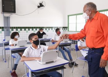 Alunos da rede municipal recebem tablets e kits alimentação