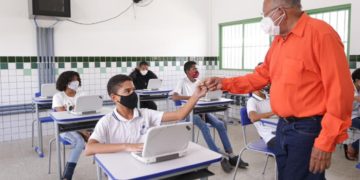 Alunos da rede municipal recebem tablets e kits alimentação