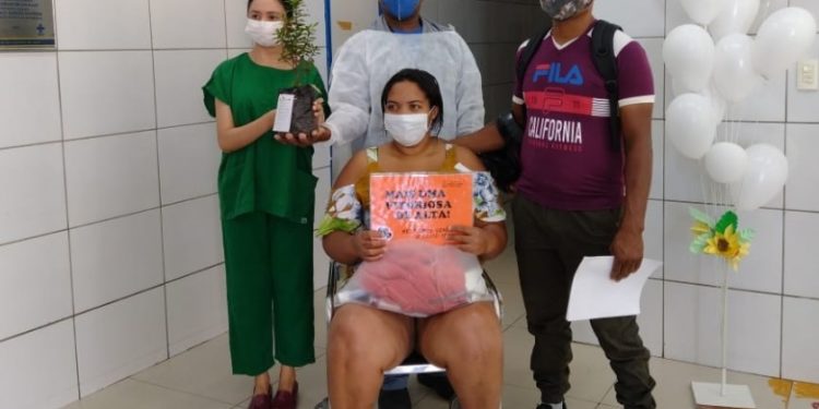 Hospital do Monte Castelo distribui mudas de árvores para pacientes