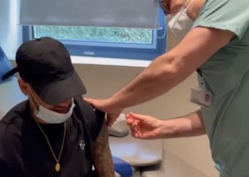 Neymar é vacinado contra a Covid-19 e comemora: “Chegou a minha vez”