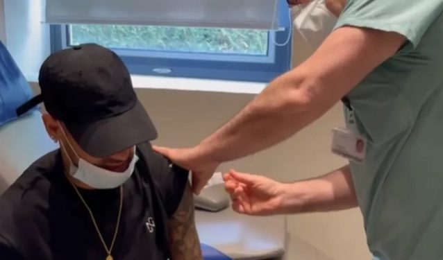 Neymar é vacinado contra a Covid-19 e comemora: “Chegou a minha vez”