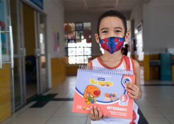 Prefeitura entrega livros didáticos para mais de 4 mil alunos