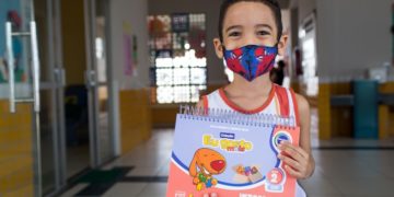 Prefeitura entrega livros didáticos para mais de 4 mil alunos