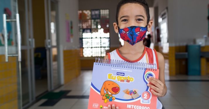 Prefeitura entrega livros didáticos para mais de 4 mil alunos