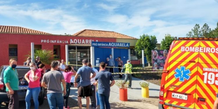 Jovem com facão invade creche e deixa adultas e três crianças mortas em SC