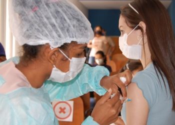 FMS vacina profissionais da saúde com idade a partir de 18 anos