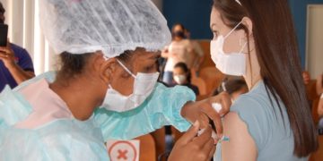 FMS vacina profissionais da saúde com idade a partir de 18 anos