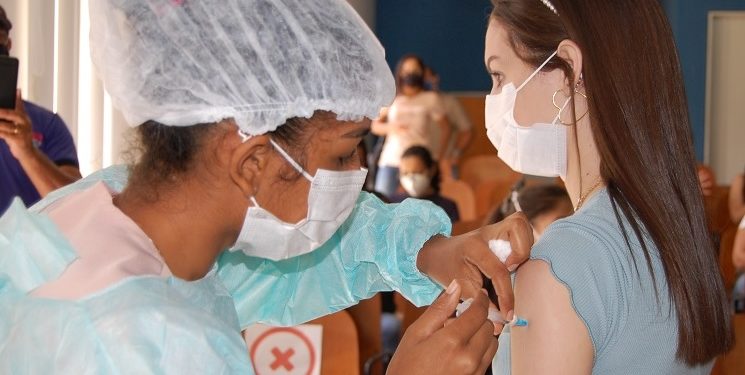FMS vacina profissionais da saúde com idade a partir de 18 anos