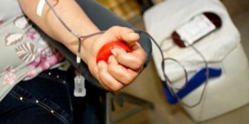 Médica explica se pacientes recuperados da covid-19 podem doar sangue