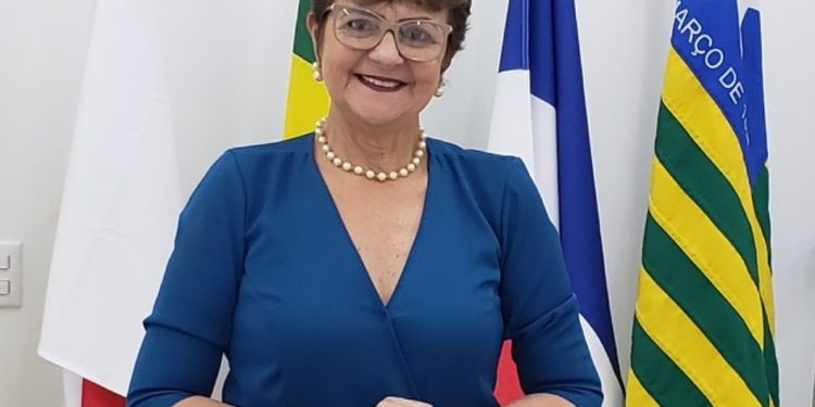 Professora destaca regras de etiqueta de como se portar à mesa