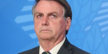 Bolsonaro chama Barroso de idiota e volta a ameaçar eleições de 2022