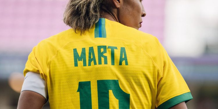 Marta faz dois, e Brasil goleia a China na estreia das Olimpíadas de Tóquio
