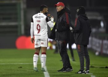 Flamengo compete, vence, mas passa longe de encantar em versão burocrática na Argentina